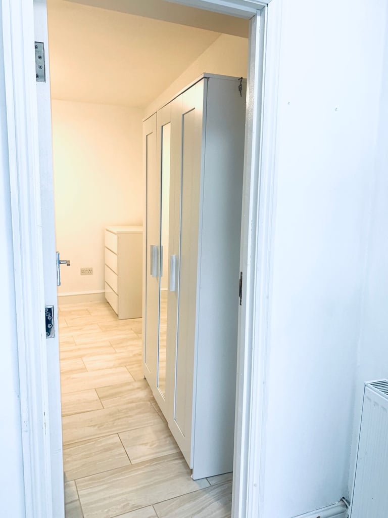 REFURBISHED: COMPLETE INDEPENDENT STUDIO: NEXT TO EASTHAM STATION: ALL BILLS INCLUSIVE 