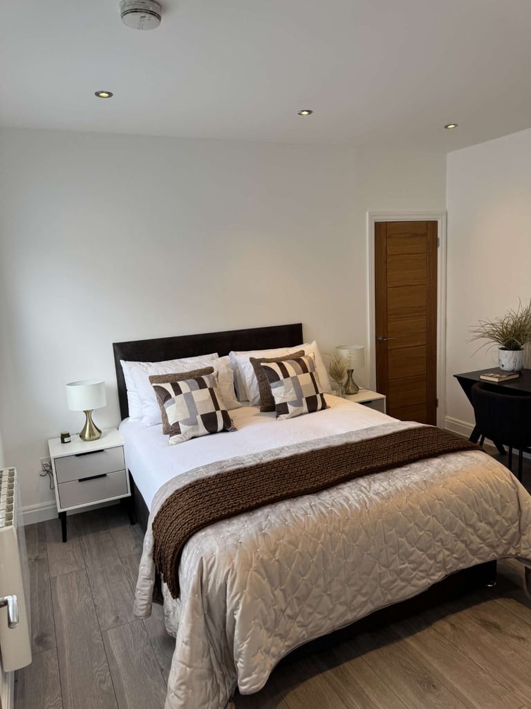 (AVAILABLE NOW+BILLS INCLUDED) ..MODERN DOUBLE ROOM IN CHIGWELL - IG8 8NA FOR JUST £898pcm
