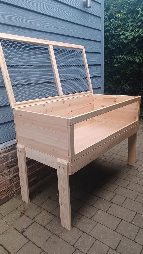 Wooden indoor hutch for guinea pigs/hamsters/gerbils - UK made