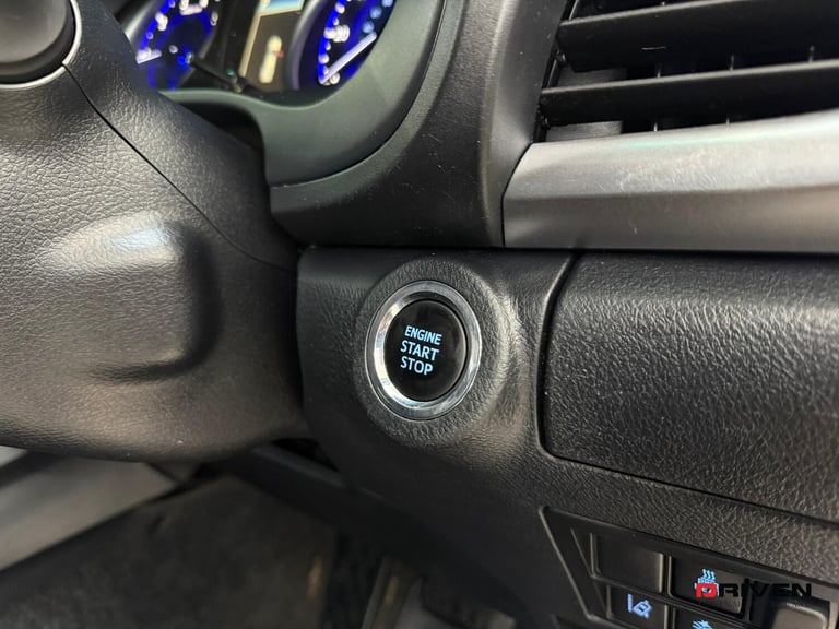 HUGE SPEC! TOYOTA HILUX INVINCIBLE 2.4 D-4D 4WD AUTO + NO VAT + FREE DELIVERY!