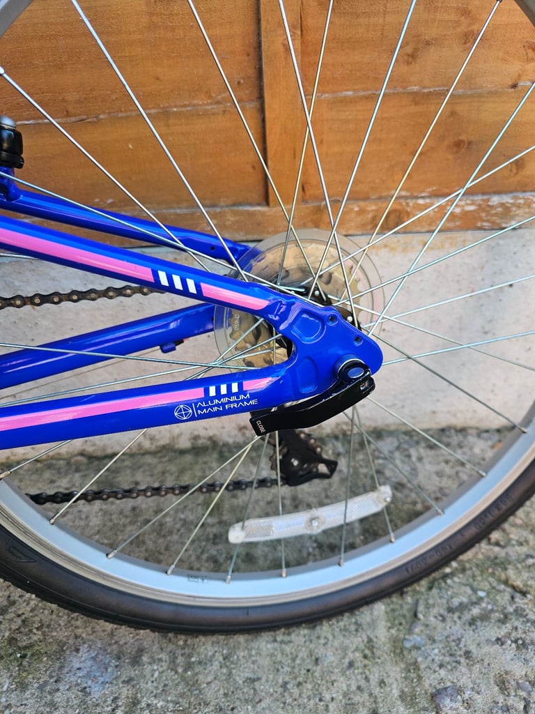 BIKE 24" WHEEL CARRERA LIGHTWEIGHT 7-SPEED HYBRID - Age Range 7-11 Years £135