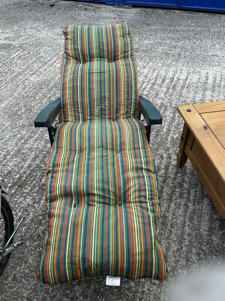 Sun lounger with cushion 