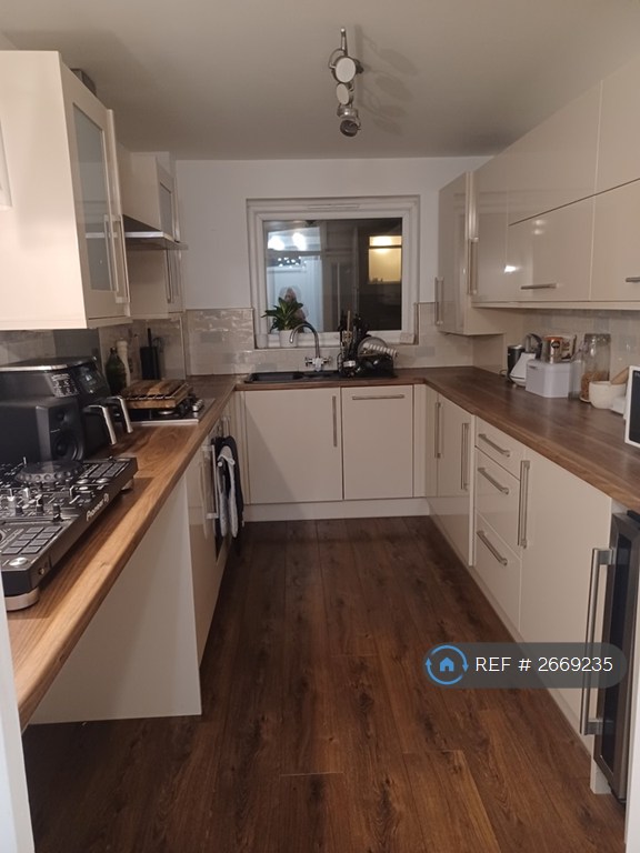 2 bedroom flat in Devis Court, Beckenham, BR3 (2 bed) (#2669235)