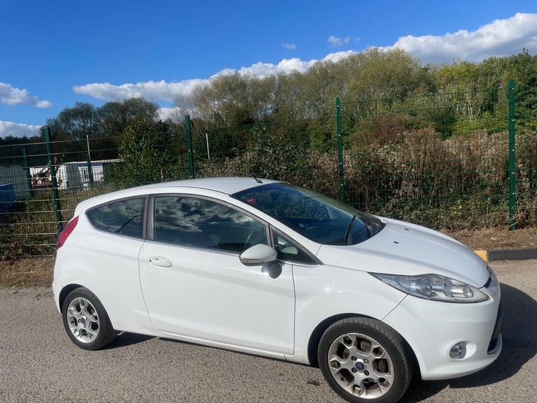 FORD FIESTA 1.2 ZETEC 12 REG WHITE 3 DOOR MOT FEBRUARY 24TH 2026 TAX £165 LOW INSURANCE 50+MPG