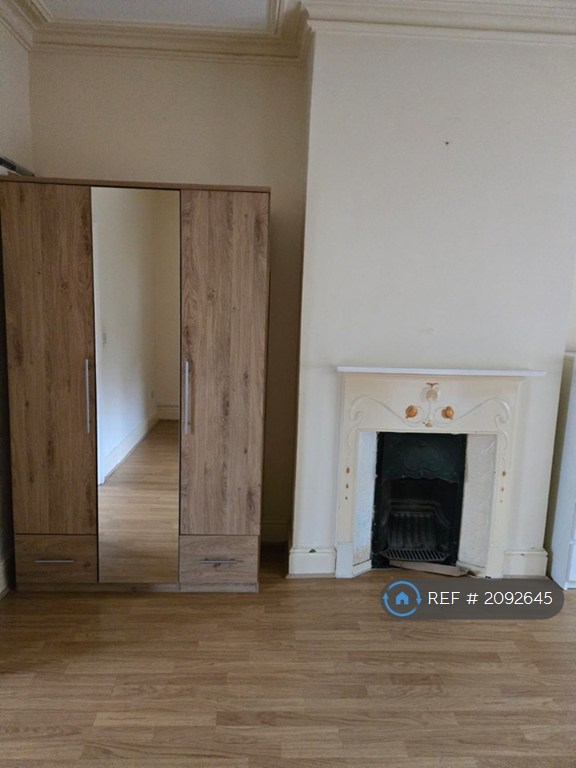 1 bedroom flat in Broad Street, Leek, ST13 (1 bed) (#2092645)