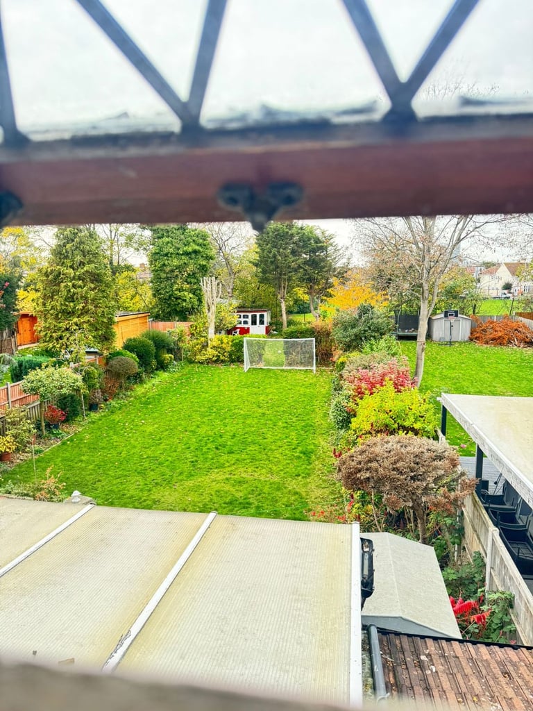 DOUBLE ROOM AVAILABLE AVAILABLE IN ILFORD CLOSE TO SEVEN KING /ILFORD/BARKING 