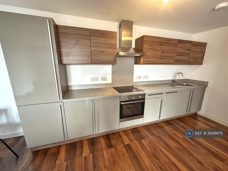 3 bedroom flat in The Riverside, Salford, M5 (3 bed) (#2649475)