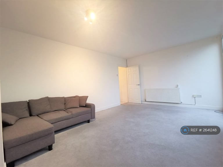 3 bedroom flat in Kelyway House, London, SW2 (3 bed) (#2641248)