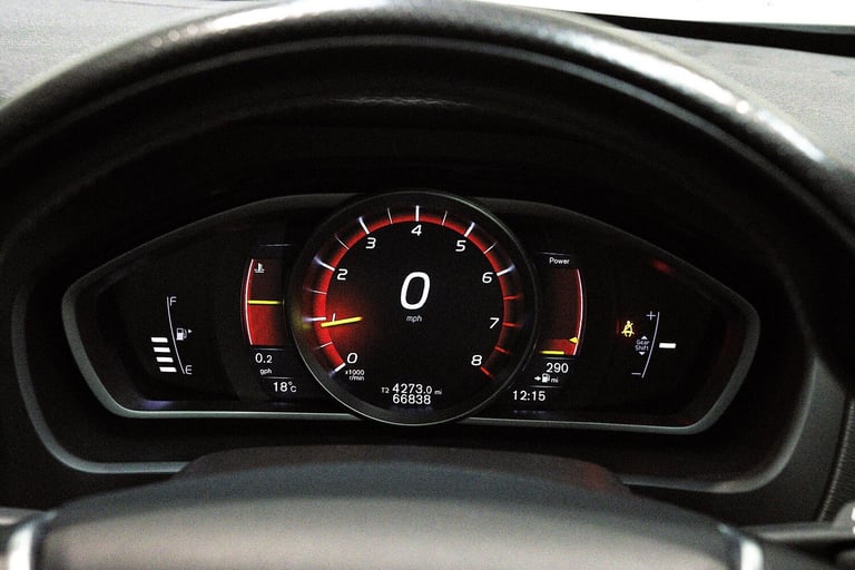 2017 Volvo V40 2.0 T2 R-Design Nav Plus Euro 6 (s/s) 5dr HATCHBACK Petrol Manual