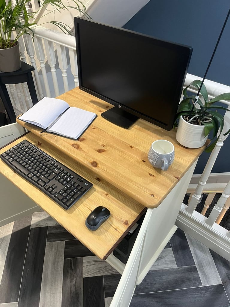 Computer Workstation/Storage/Desk - Pine:
