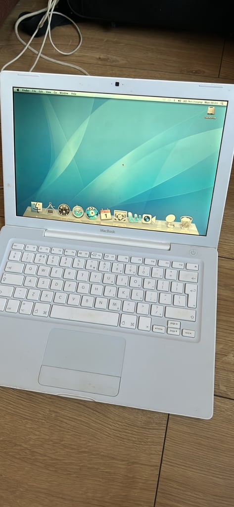 Apple MacBook A1181 - works fine - works when plugged in only as battery wont hold charge 