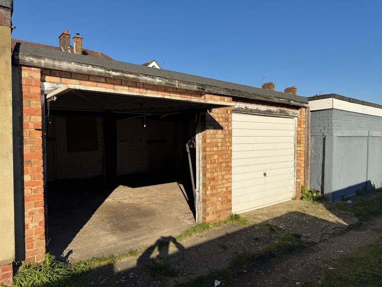image for Double Garage TO LET 