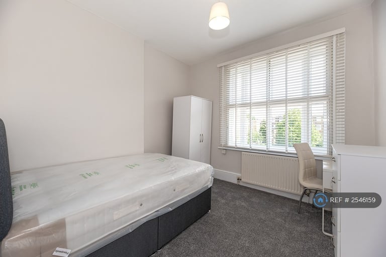 2 bedroom flat in West Cromwell Road, London, SW5 (2 bed) (#2546159)