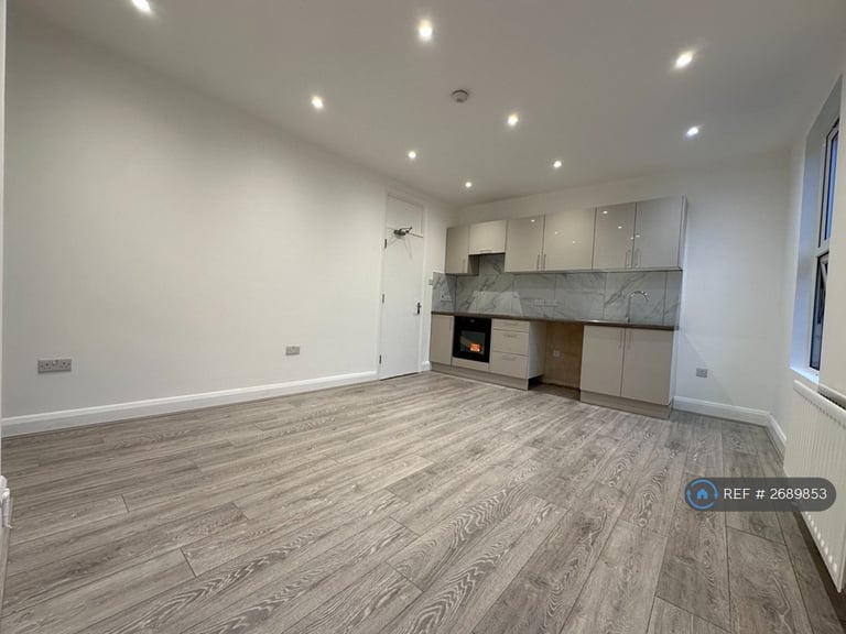 2 bedroom flat in Median Road, London, E5 (2 bed) (#2689853)