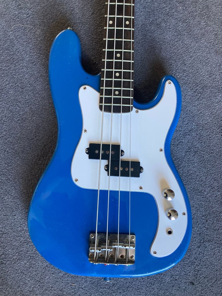 Gear4Music P Bass guitar in blue