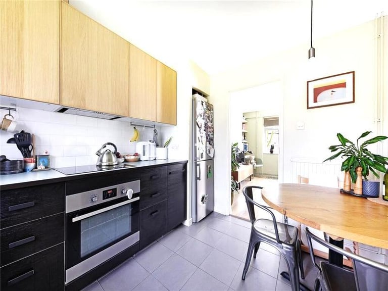 🏠 Bright and spacious room available in Seven Sisters 