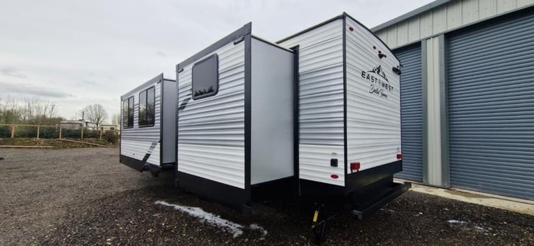 EX DEMO Forest River East To West Della Terra 323QB American Caravan 5th Wheel