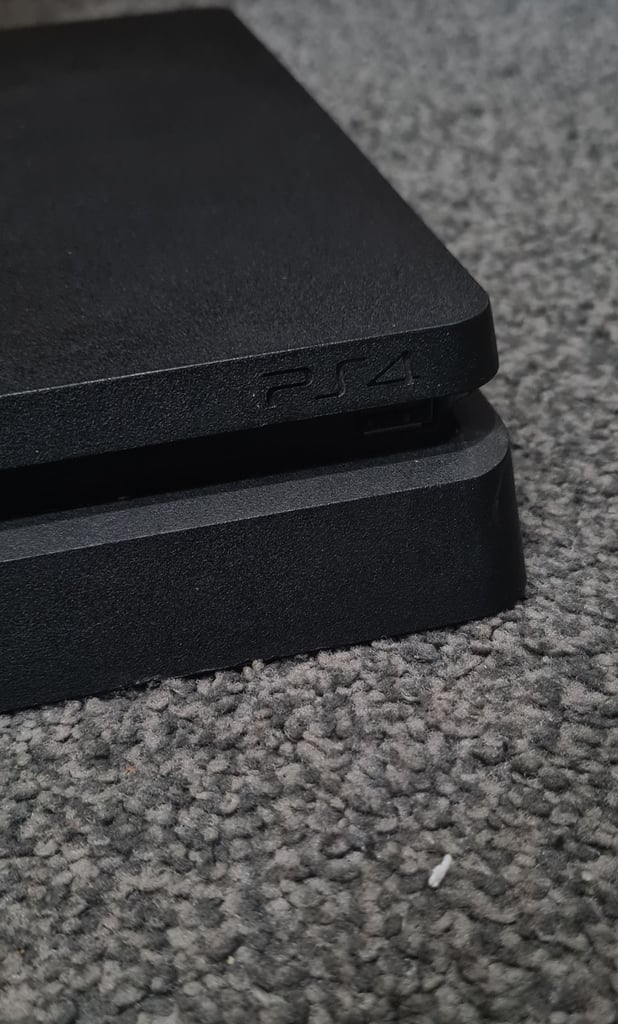 PS4 Slim 500GB - 1 Controller + Cables