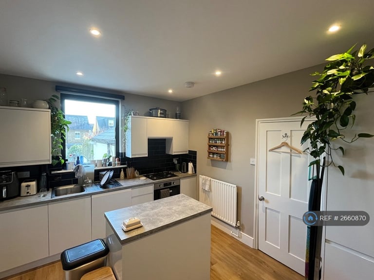 2 bedroom flat in Heathfield North, Twickenham, TW2 (2 bed) (#2660870)
