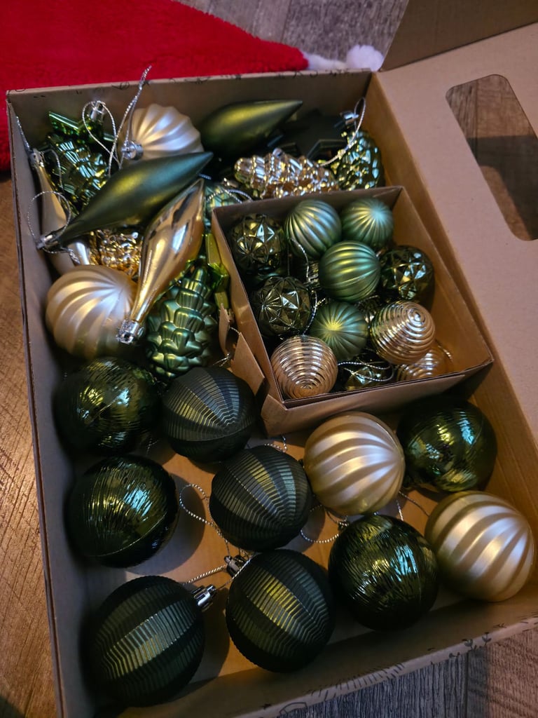 Christmas Bundle! 4ft Christmas Tree w/ Green & Gold Baubles , Santa Hats, Lights, Box & Stocking