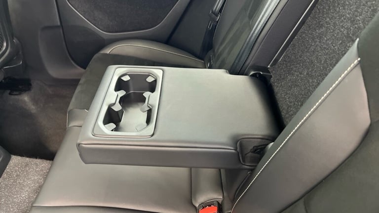 2021 Volvo XC40 Recharge R-Design, T5 plug-in hybrid (Power Tailgate, Sensus Navigation) Estate P...