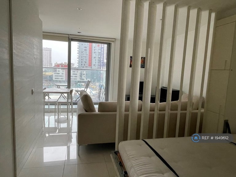 Studio flat in Pan Peninsula Square, London, E14 (#1949612)