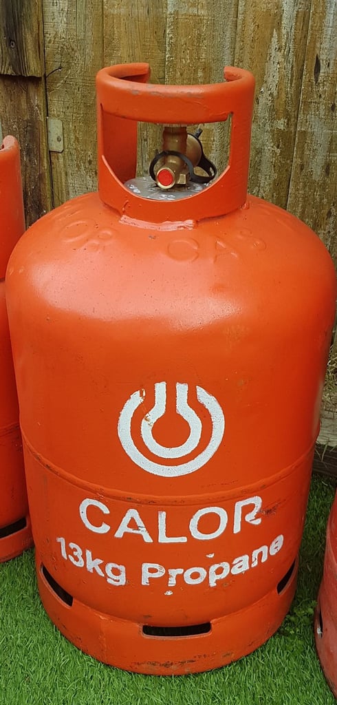 Full gas bottles / cylinders, regulators, distributor valves 1,2,3,4 ways.