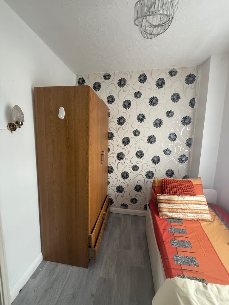 Double room in cozy river side house in Canary Wharf 