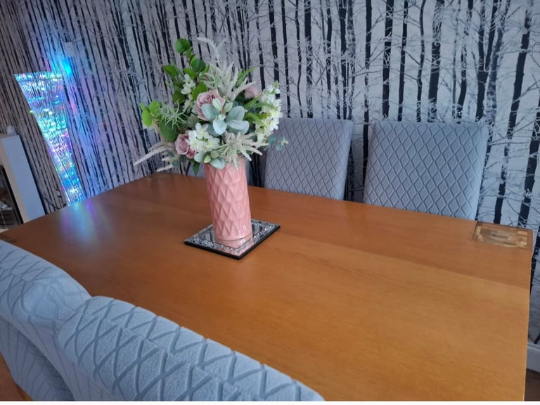 image for Chunky oak  diningroom table