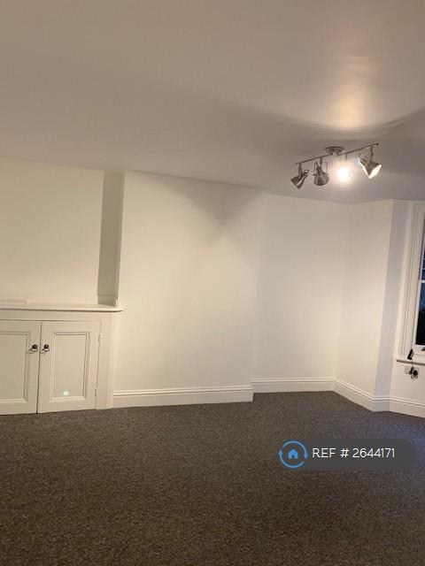 1 bedroom flat in Adrian Square, Westgate-On-Sea, CT8 (1 bed) (#2644171)