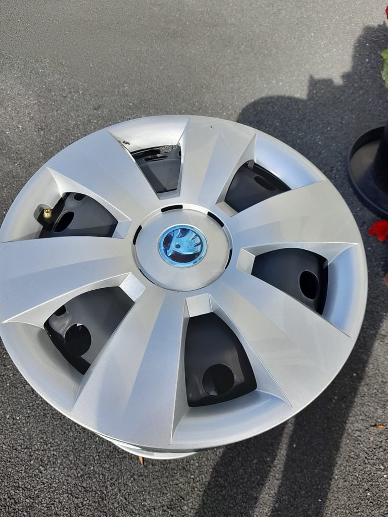 15” steel rims with hubcaps 