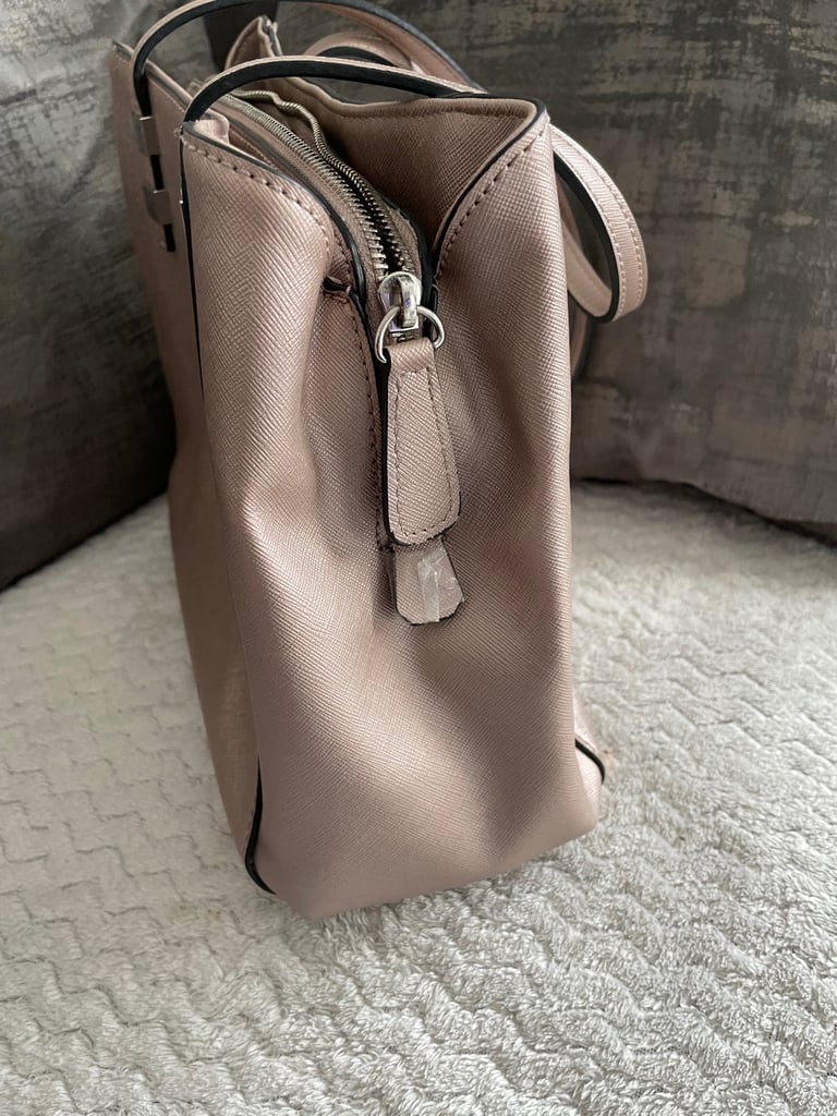 Ladies Guess handbag 