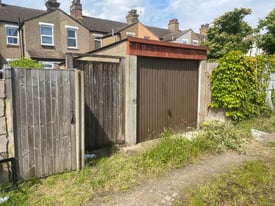 Garage for sale in Grays RM175YR 
