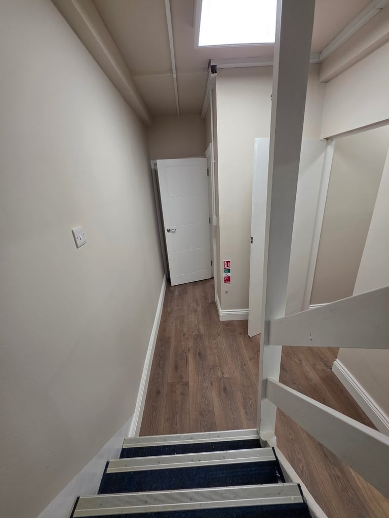 BEAUTY ROOM TO RENT W14 0AS