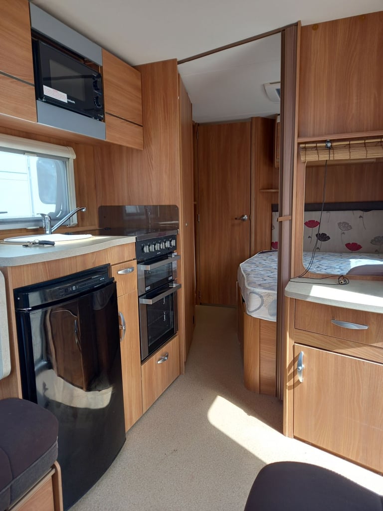 Swift challenger sport cruach fixed bed excellent condition 