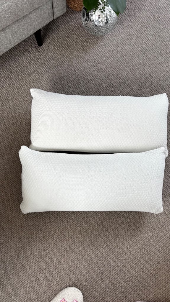 2 Memory foam pillows 