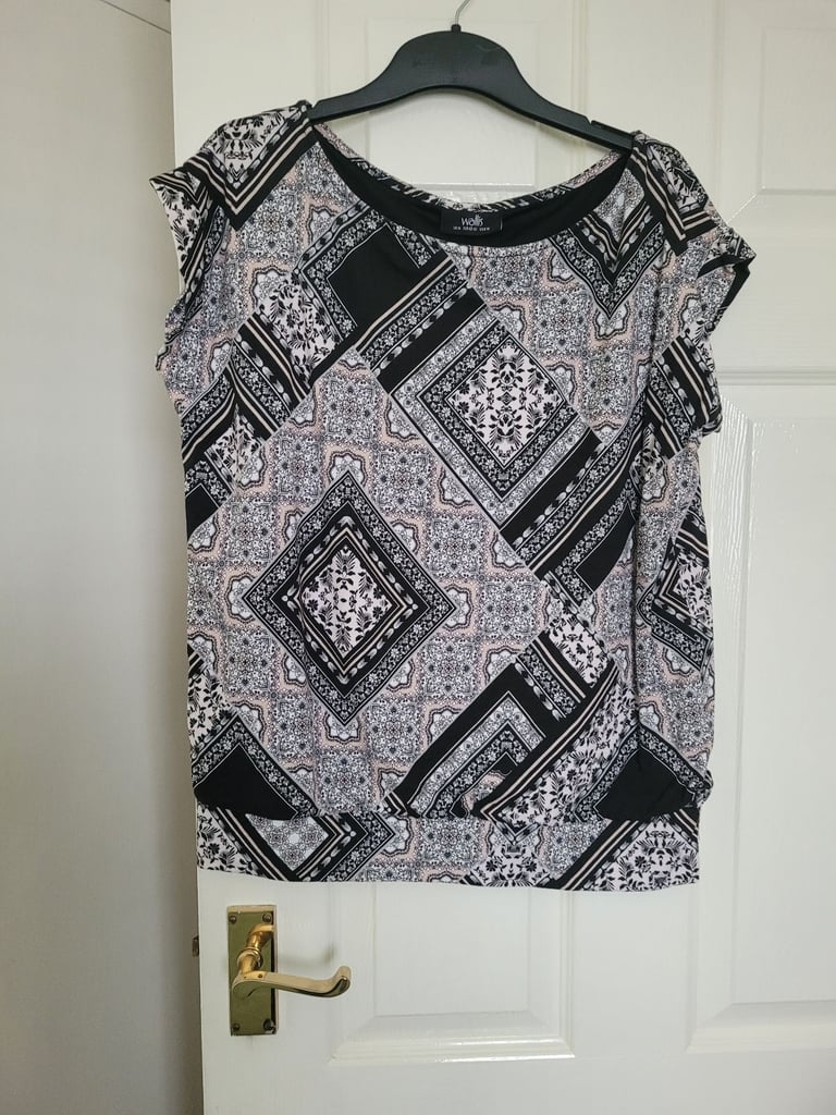 Lovely wallis top