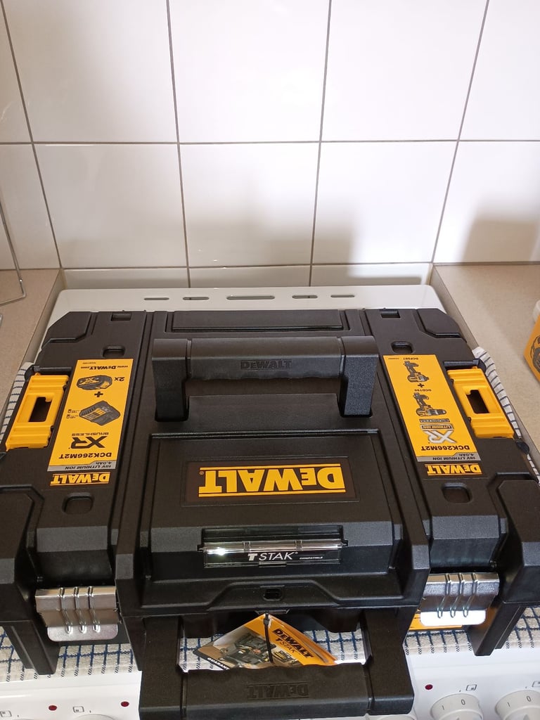 DeWalt DCD805N combi drill plus battery