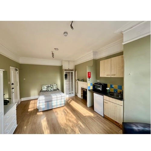 Double Semi-Studio in Ravenscroft Road, Chiswick Park, W4 5EQ ***All Utility Bills Inc***