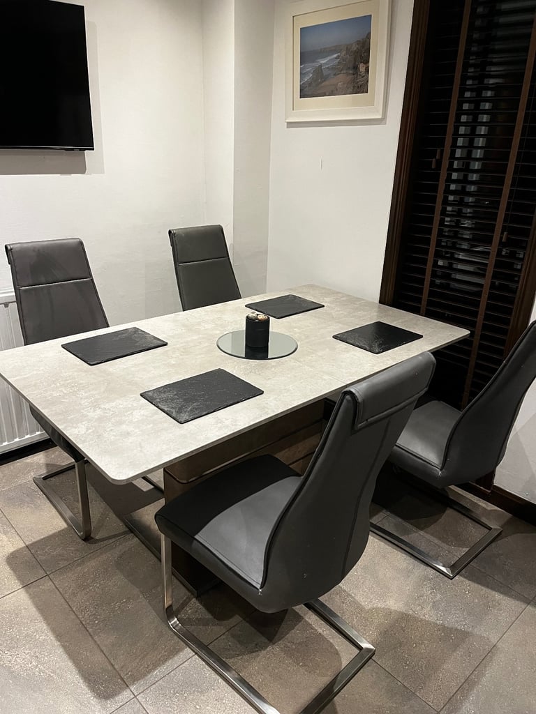 image for Dining table - 4 or extends to 8