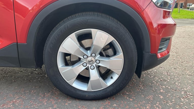 2020 Volvo XC40 Momentum B4 AWD mild hybrid ESTATE Petrol/Electric Hybrid Automatic