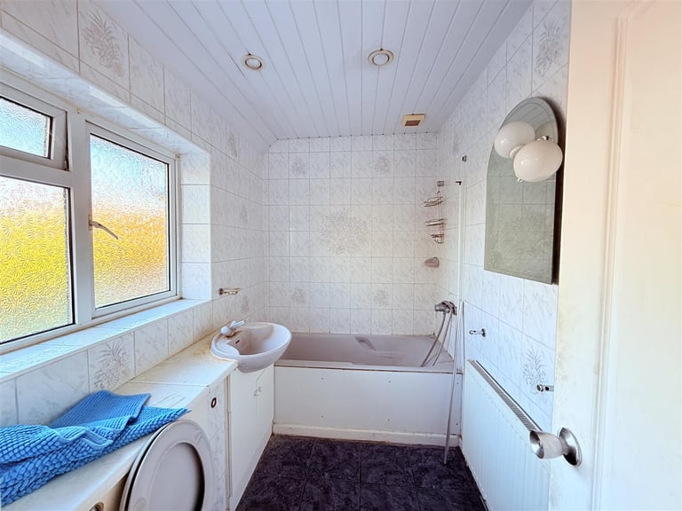 3 bedroom house in Renfrew Road, Hounslow