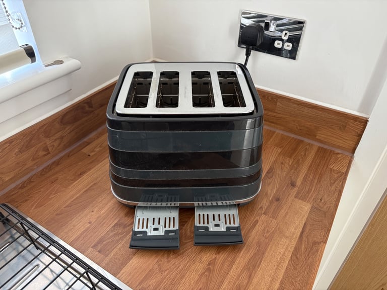DeLonghi 4 slat toaster in a black/grey colour