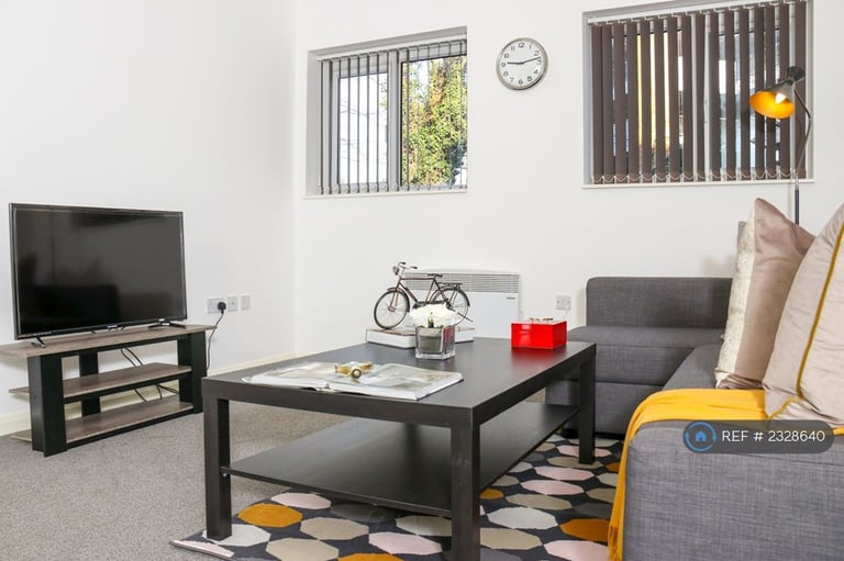 3 bedroom flat in Upton Road, Watford, WD18 (3 bed) (#2328640)