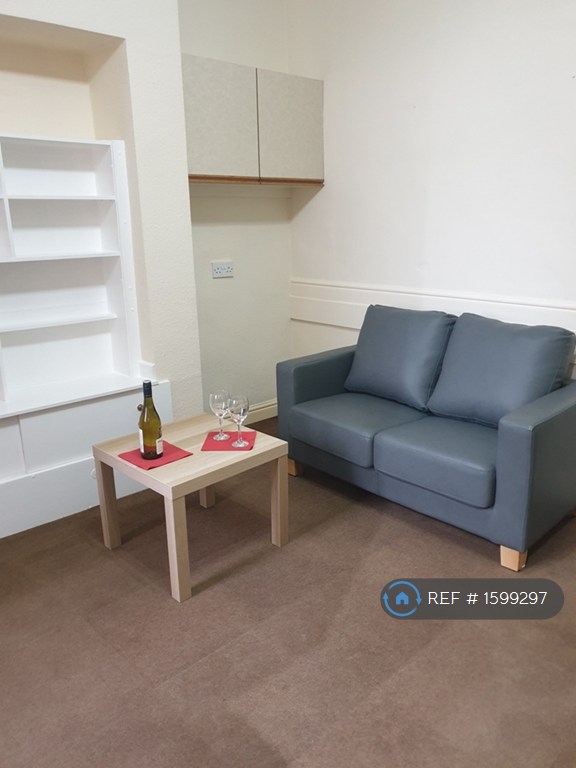 1 bedroom flat in Levenshulme, Manchester, M19 (1 bed) (#1599297)
