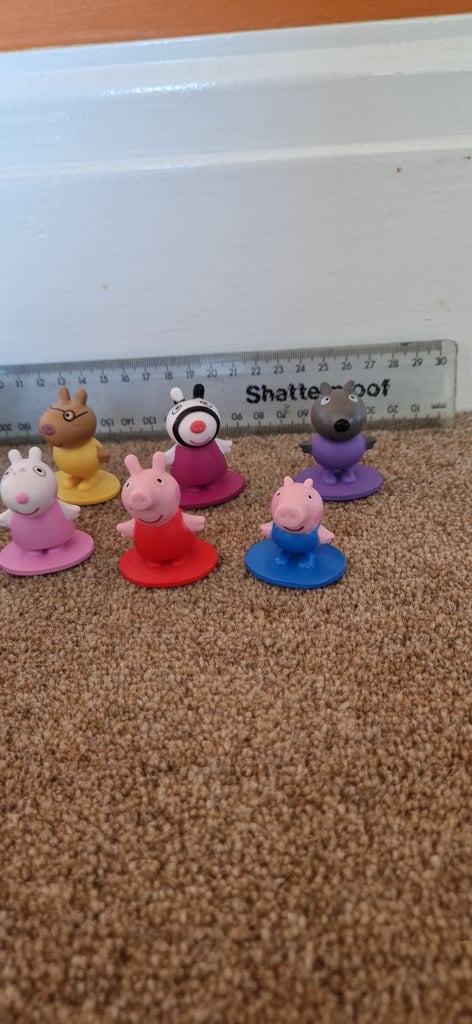 11 MINIATURE PLASTIC PEPPA PIG FIGURES. EXCELLENT CONDITION.