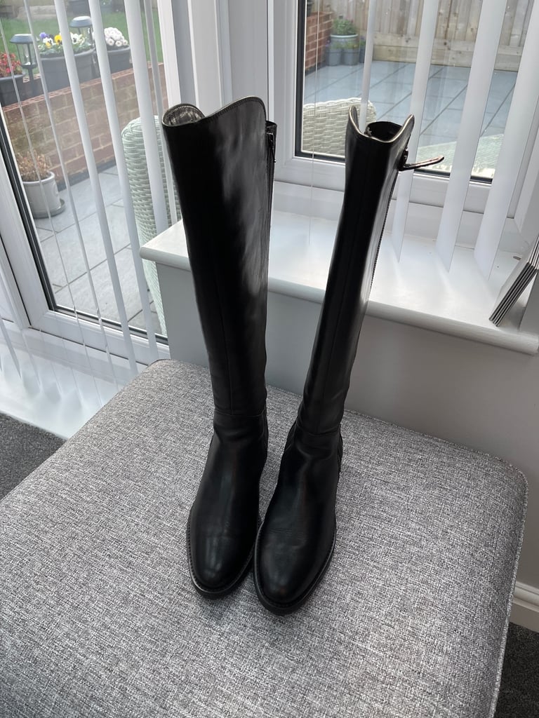 LADIES BLACK BOOTS