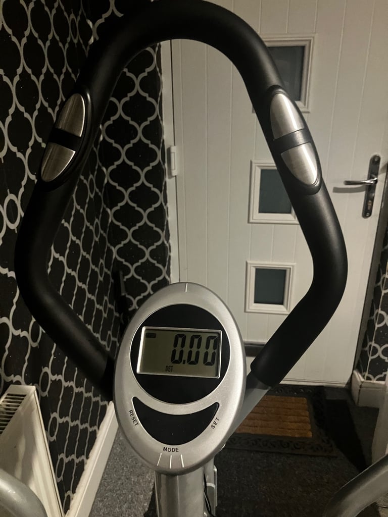 cross trainer in excellent condition can deliver for a small charge