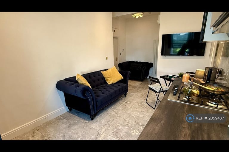 Studio flat in West Cromwell Road, London, SW5 (#2059487)