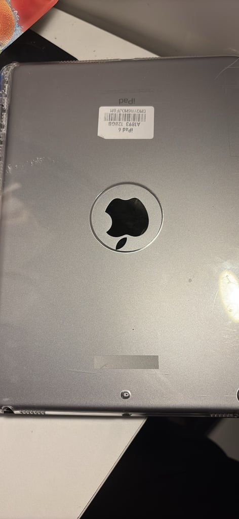 image for Apple iPad 6th Generation 128 GB | with original keyboard case